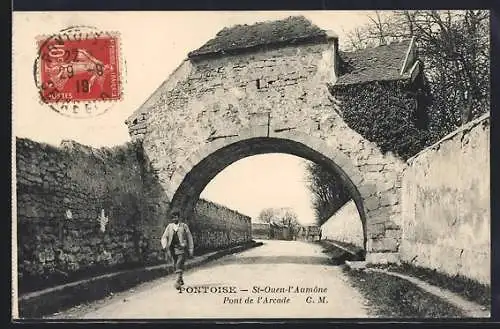 AK Pontoise, Pont de l`Arcade à Saint-Ouen-l`Aumône avec passant sur la route