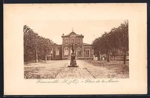 AK Franconville, Place de la Mairie avec fontaine et arbres alignés