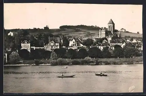 AK Lavacourt, Vue sur le village et la rivière avec canoës