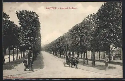 AK Pontoise, Boulevard des Fossés avec calèche et passants