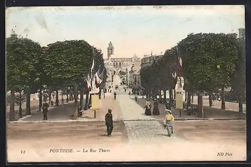 AK Pontoise, La Rue Thiers avec drapeaux et passants animés