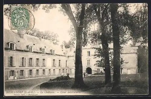 AK Menucourt, Le Château, Cour intérieure