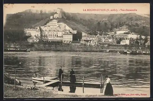 AK La Roche-Guyon, Vue d`ensemble avec le château et la rivière en premier plan