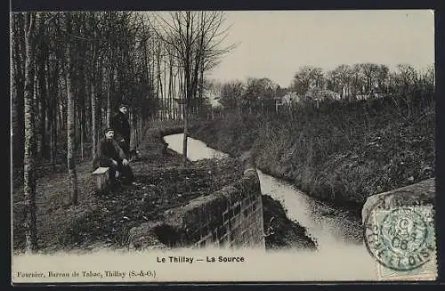 AK Le Thillay, La Source et Promeneurs au Bord du Ruisseau