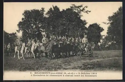 AK Beaumont-sur-Oise, L`escadron de chasseurs à cheval rend les honneurs, 3 Octobre 1915