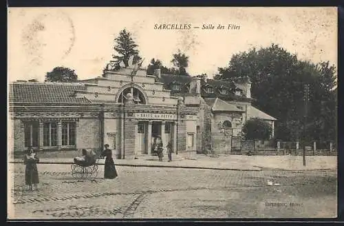 AK Sarcelles, Salle des Fêtes animée avec passants et poussette