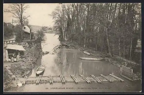 AK L`Isle-Adam, Un lavoir sur l`Oise avec des barques et des arbres en arrière-plan
