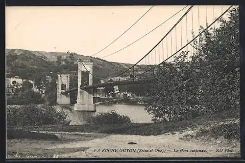 AK La Roche-Guyon, Le Pont suspendu sur la Seine et collines environnantes