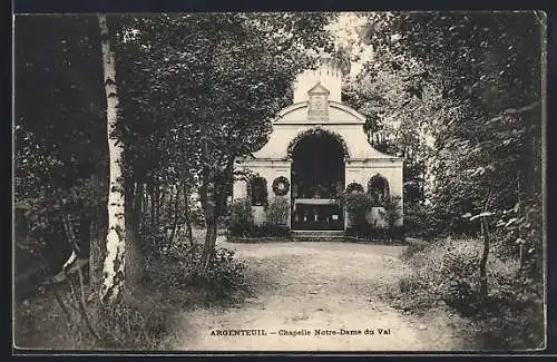 AK Argenteuil, Chapelle Notre-Dame du Val entourée d`arbres majestueux