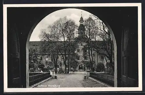 AK Annaburg, Schloss aus dem Torbogen betrachtet