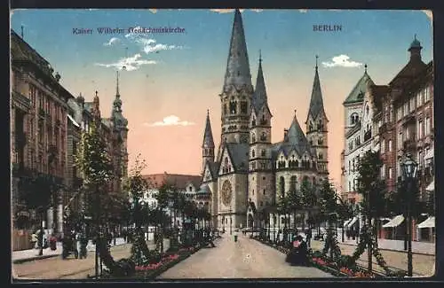 AK Berlin-Charlottenburg, Strassenpartie an der Kaiser Wilhelm Gedächtniskirche