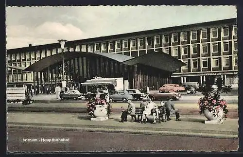 AK Bochum, Hauptbahnhof mit Strassenpartie, Besucher auf Banken zwischen Blumenkübeln