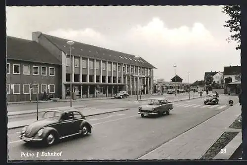 AK Peine, Bahnhof mit Strassenpartie und fahrenden Autos, VW Käfer