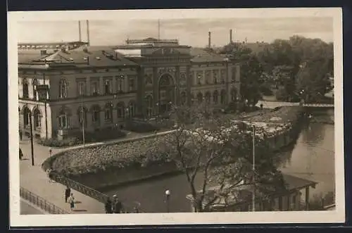 AK Braunschweig, Hauptbahnhof mit Passanten und Flusspartie