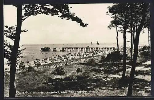 AK Bansin, Ausblick vom Langenberg auf Strand mit Badegästen und Steg