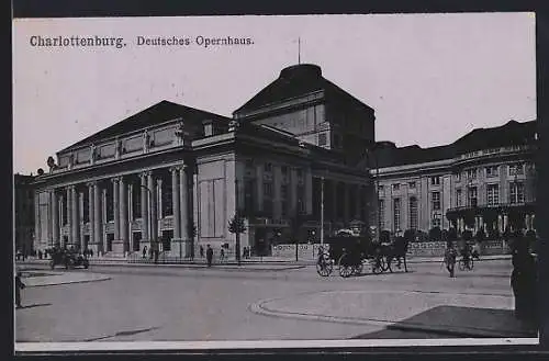 AK Berlin-Charlottenburg, Deutsches Opernhaus mit Auto, Pferdekutsche, Radfahrer und Passanten