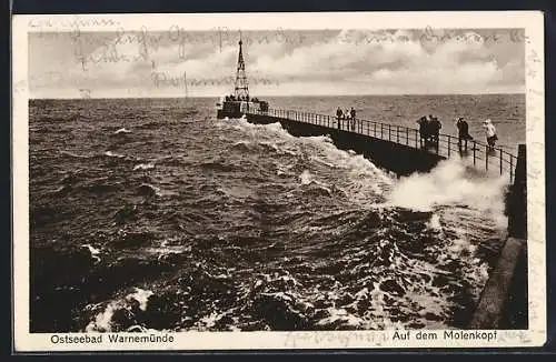 AK Warnemünde, Molenkopf mit Wellengang und Besuchern