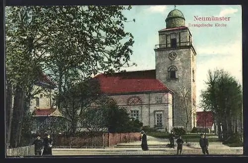 AK Neumünster, Evangelische Kirche mit Strassenpartie und Passanten