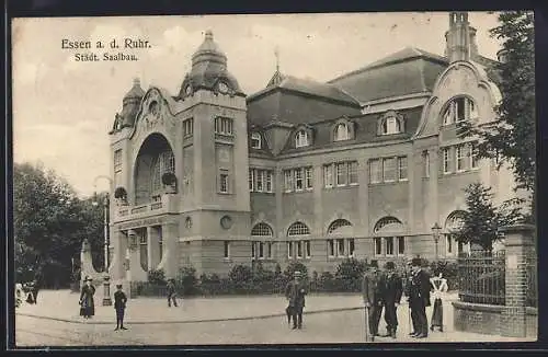 AK Essen a. d. Ruhr, Städtischer Saalbau mit posierenden Passanten