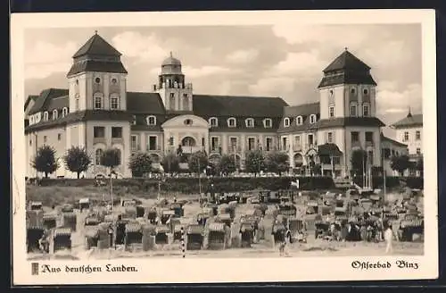 AK Binz / Ostsee, Kurhaus mit Strandkörben am Strand
