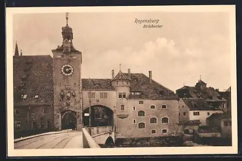 AK Regensburg, Partie am Brückentor mit Uhrenturm