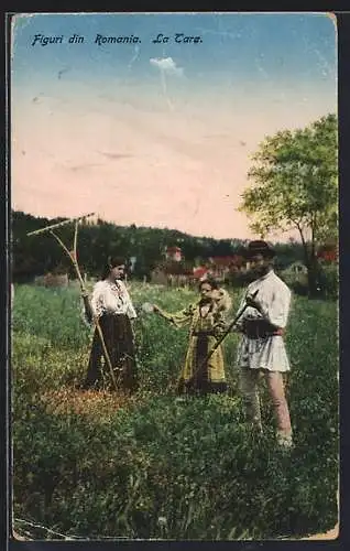 AK Rumänische Bauern in Trachten bei der Feldarbeit