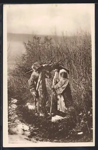 AK Mann und Frau in rumänischen Trachten bei der Arbeit