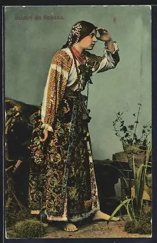 AK Rumänische Bäuerin in Tracht hält Aussicht
