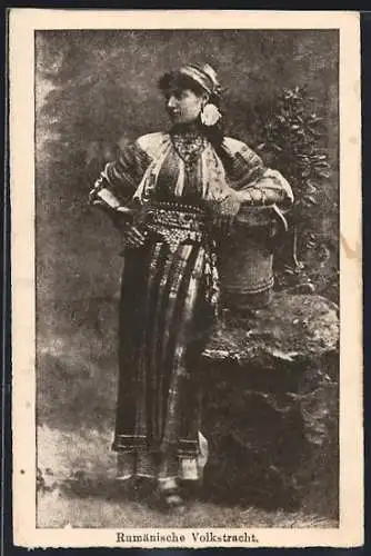 AK Junge Frau mit Wasserkrug in rumänischer Tracht