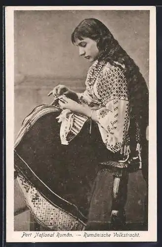 AK Rumänische Frau in Volkstracht bei der Arbeit