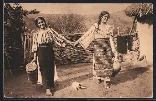 AK Rumänische Bäuerinnen in Trachten Hand in Hand, mit kleiner Katze