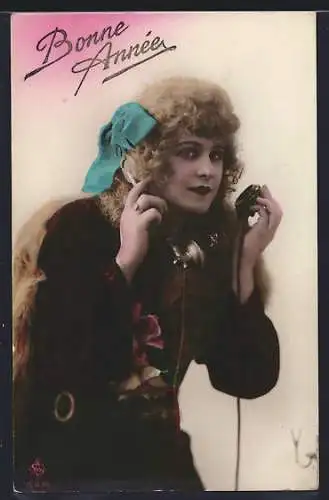 AK Dame beim Gespräch am Telefon