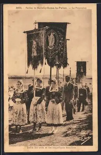 AK Sainte-Anne-la-Palue, La Procession, Défilé des croix et des bannières