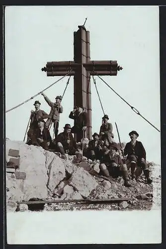 Foto-AK Gr. Priel, Bergsteiger vor dem Gipfelkreuz