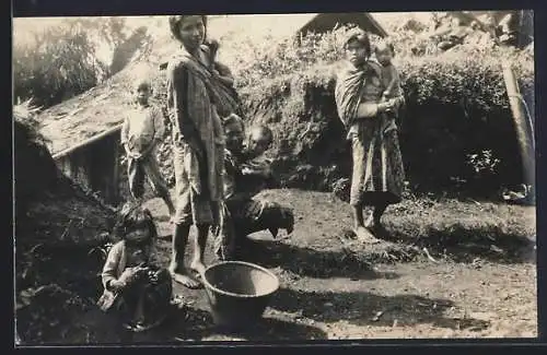 Foto-AK Indonesische Frauen mit Kindern