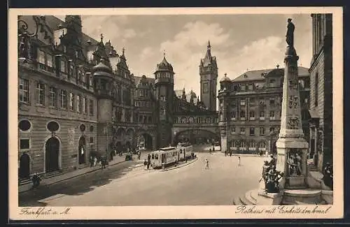 AK Frankfurt a. M., Rathaus mit Einheitsdenkmal, Strassenbahn und Passanten