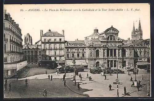 AK Angers, Le Place du Ralliement vers la Cathèdrale et la Tour Saint-Aubin, Strassenbahn