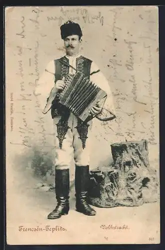 AK Trencsen-Teplitz, Akkordeonspieler in Volkstracht