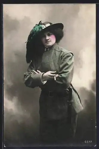 AK Junge Dame mit Federhut u. Zigarette in Uniform mit Dolch