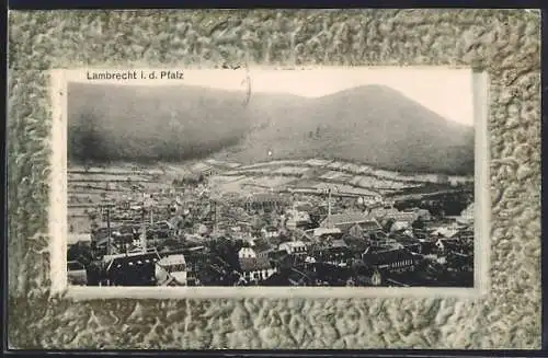 Präge-AK Lambrecht i. d. Pfalz, Totalansicht mit Bergpanorama aus der Vogelschau, im Rahmen