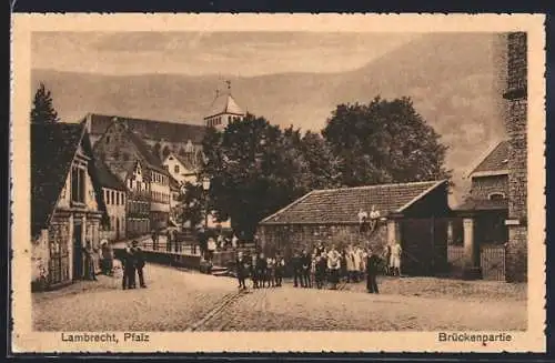 AK Lambrecht /Pfalz, Brückenpartie mit Kindergruppe und Bergpanorama