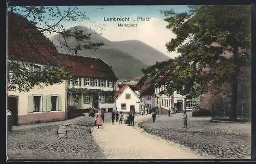 AK Lambrecht /Pfalz, Marktplatz mit Kindergruppe u. Bergpanorama