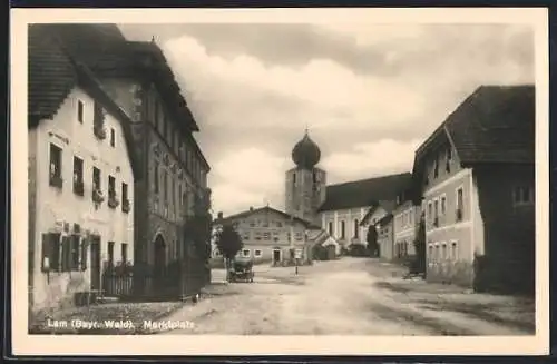 AK Lam /Bayr. Wald, Marktplatz mit Blick auf die Kirche