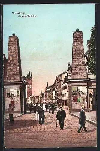 AK Straubing, Blick auf Unteres Stadt-Tor mit Passanten