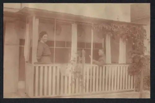 Foto-AK Nenningen, Zwei Frauen auf einer Veranda