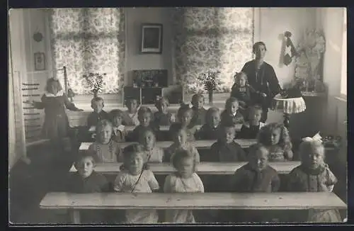 Foto-AK Klassenzimmer mit Rechenschieber