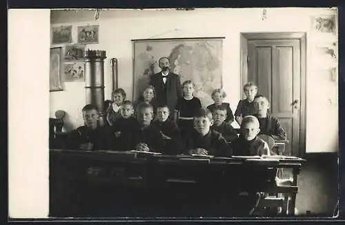 Foto-AK Klassenzimmer mit Weltkarte