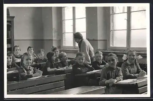Foto-AK Klassenzimmer mit Lehrerin