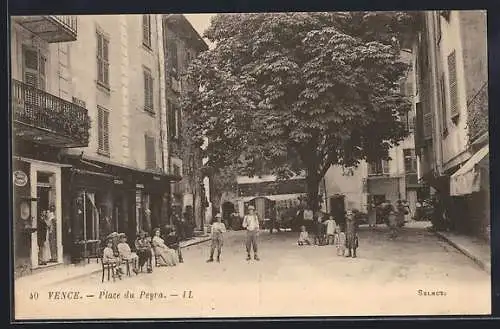 AK Vence, Place du Peyra mit lebhaftem Strassenleben und Bäumen im Zentrum