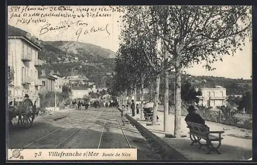 AK Villefranche-sur-Mer, Route de Nice animée avec passants et charrette